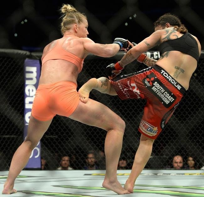 Imagens das lutas e bastidores do UFC 184, em Los Angeles - Holly Holm (laranja) venceu Raquel Pennington por deciso dividida