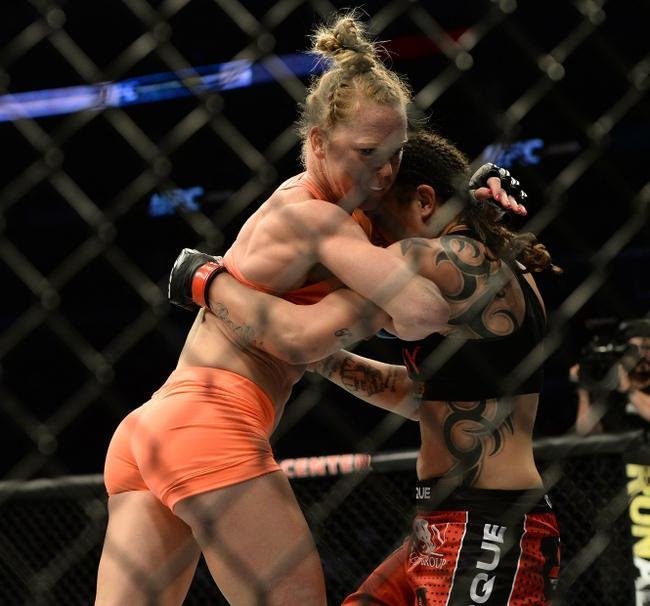 Imagens das lutas e bastidores do UFC 184, em Los Angeles - Holly Holm (laranja) venceu Raquel Pennington por deciso dividida