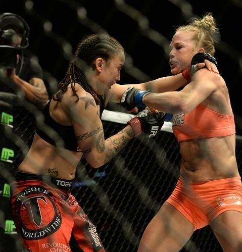 Imagens das lutas e bastidores do UFC 184, em Los Angeles - Holly Holm (laranja) venceu Raquel Pennington por deciso dividida