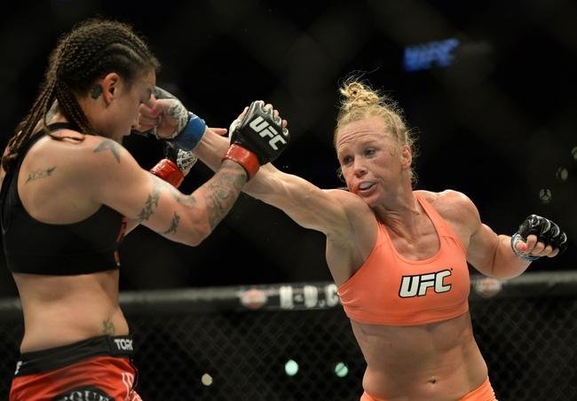 Imagens das lutas e bastidores do UFC 184, em Los Angeles - Holly Holm (laranja) venceu Raquel Pennington por deciso dividida