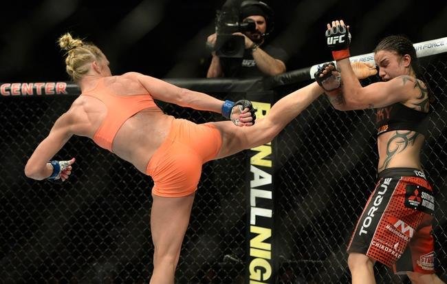 Imagens das lutas e bastidores do UFC 184, em Los Angeles - Holly Holm (laranja) venceu Raquel Pennington por deciso dividida