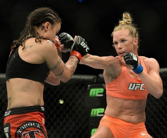 Imagens das lutas e bastidores do UFC 184, em Los Angeles - Holly Holm (laranja) venceu Raquel Pennington por deciso dividida