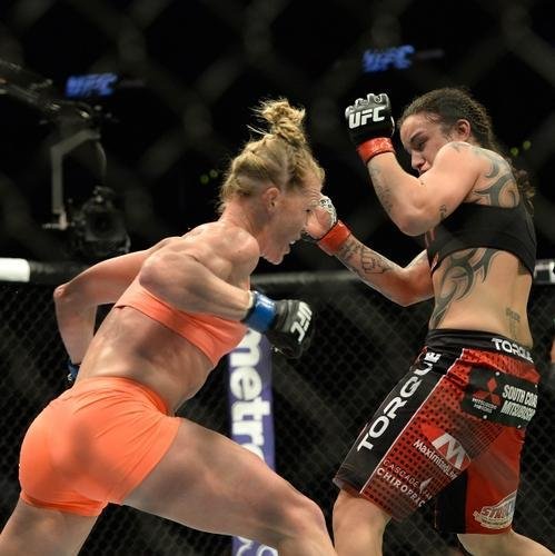 Imagens das lutas e bastidores do UFC 184, em Los Angeles - Holly Holm (laranja) venceu Raquel Pennington por deciso dividida