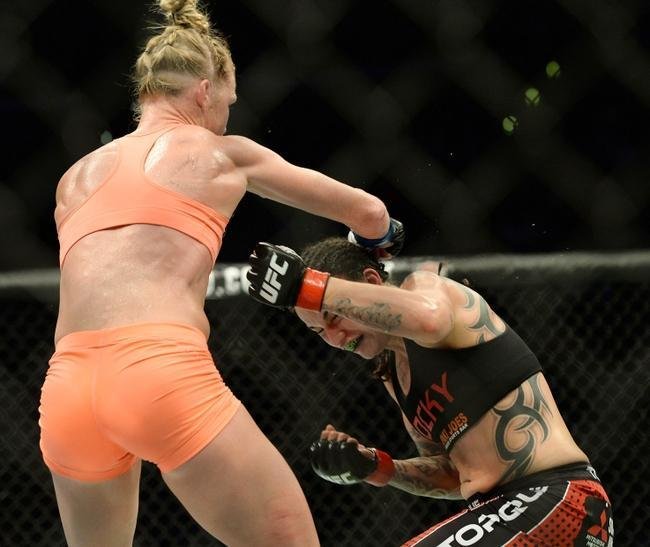 Imagens das lutas e bastidores do UFC 184, em Los Angeles - Holly Holm (laranja) venceu Raquel Pennington por deciso dividida