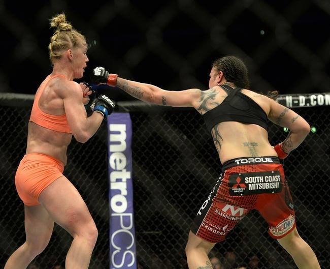 Imagens das lutas e bastidores do UFC 184, em Los Angeles - Holly Holm (laranja) venceu Raquel Pennington por deciso dividida