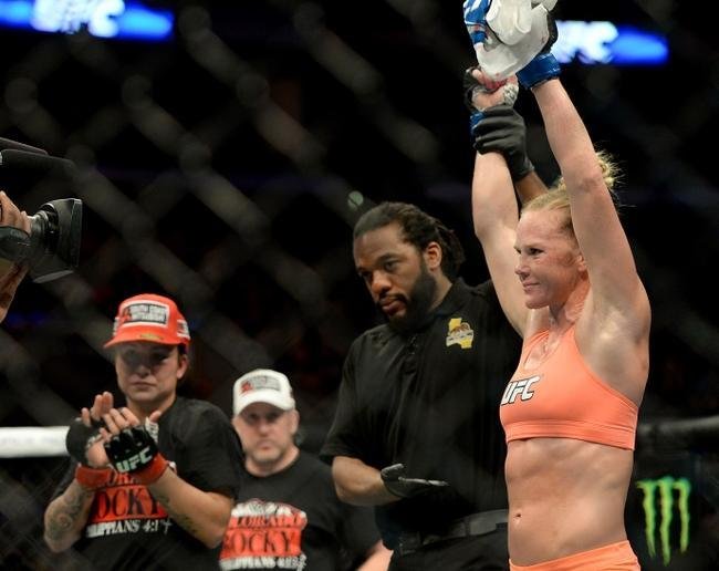 Imagens das lutas e bastidores do UFC 184, em Los Angeles - Holly Holm (laranja) venceu Raquel Pennington por deciso dividida