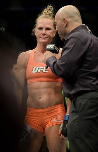 Imagens das lutas e bastidores do UFC 184, em Los Angeles - Holly Holm (laranja) venceu Raquel Pennington por deciso dividida