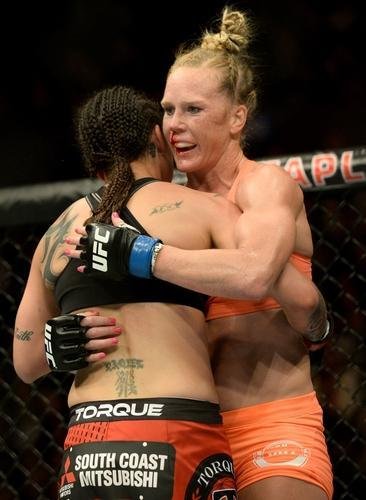 Imagens das lutas e bastidores do UFC 184, em Los Angeles - Holly Holm (laranja) venceu Raquel Pennington por deciso dividida
