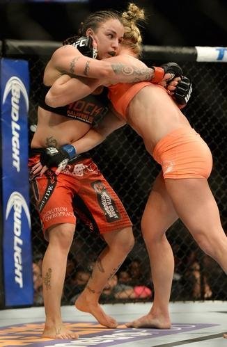 Imagens das lutas e bastidores do UFC 184, em Los Angeles - Holly Holm (laranja) venceu Raquel Pennington por deciso dividida
