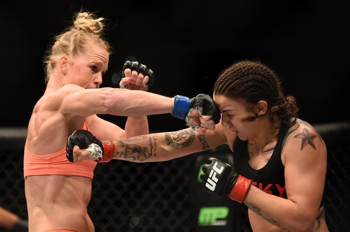 Imagens das lutas e bastidores do UFC 184, em Los Angeles - Holly Holm (laranja) venceu Raquel Pennington por deciso dividida