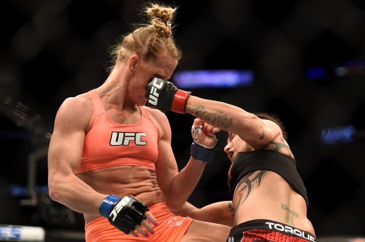 Imagens das lutas e bastidores do UFC 184, em Los Angeles - Holly Holm (laranja) venceu Raquel Pennington por deciso dividida
