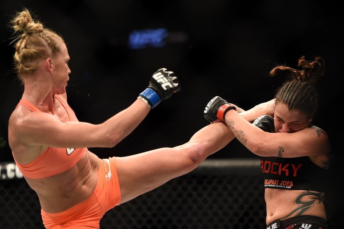 Imagens das lutas e bastidores do UFC 184, em Los Angeles - Holly Holm (laranja) venceu Raquel Pennington por deciso dividida