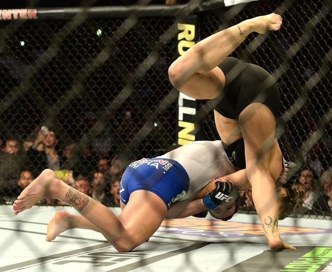 Imagens das lutas e bastidores do UFC 184, em Los Angeles - Ronda Rousey (roupa preta) venceu Cat Zingano por finalizao (chave de brao) aos 14s do primeiro round 