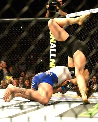 Imagens das lutas e bastidores do UFC 184, em Los Angeles - Ronda Rousey (roupa preta) venceu Cat Zingano por finalizao (chave de brao) aos 14s do primeiro round 