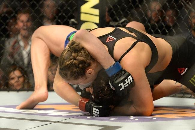 Imagens das lutas e bastidores do UFC 184, em Los Angeles - Ronda Rousey (roupa preta) venceu Cat Zingano por finalizao (chave de brao) aos 14s do primeiro round 