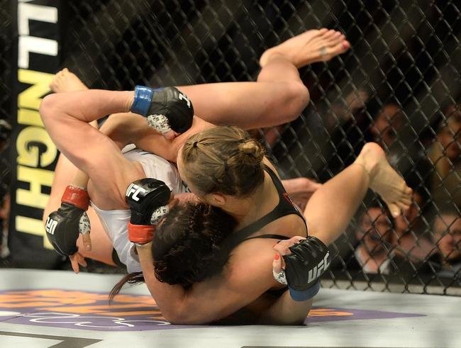 Imagens das lutas e bastidores do UFC 184, em Los Angeles - Ronda Rousey (roupa preta) venceu Cat Zingano por finalizao (chave de brao) aos 14s do primeiro round 