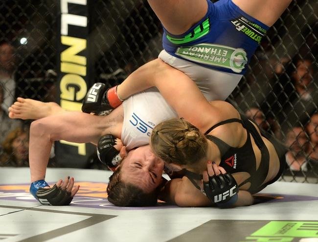 Imagens das lutas e bastidores do UFC 184, em Los Angeles - Ronda Rousey (roupa preta) venceu Cat Zingano por finalizao (chave de brao) aos 14s do primeiro round 