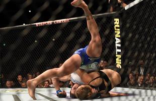 Imagens das lutas e bastidores do UFC 184, em Los Angeles - Ronda Rousey (roupa preta) venceu Cat Zingano por finalizao (chave de brao) aos 14s do primeiro round 