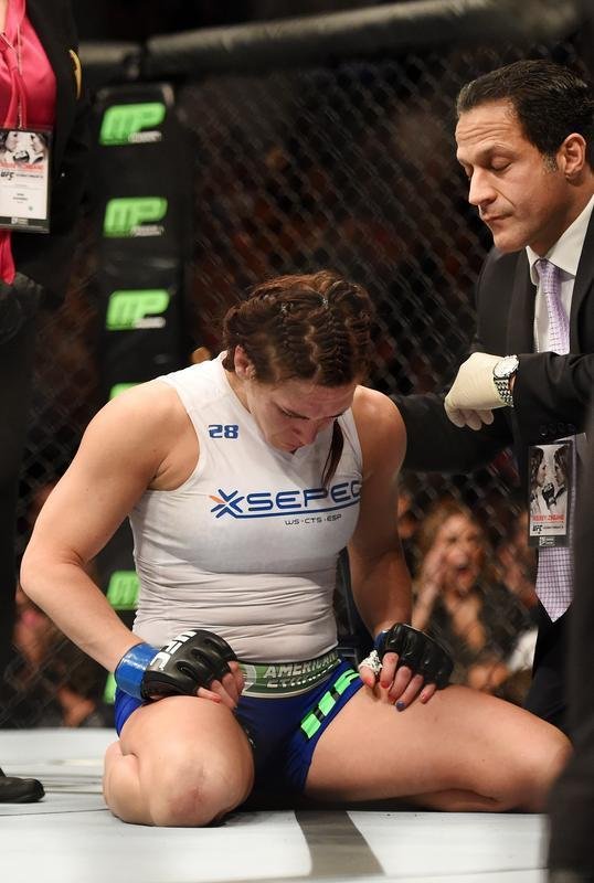 Imagens das lutas e bastidores do UFC 184, em Los Angeles - Ronda Rousey (roupa preta) venceu Cat Zingano por finalizao (chave de brao) aos 14s do primeiro round 
