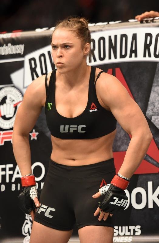 Imagens das lutas e bastidores do UFC 184, em Los Angeles - Ronda Rousey (roupa preta) venceu Cat Zingano por finalizao (chave de brao) aos 14s do primeiro round 