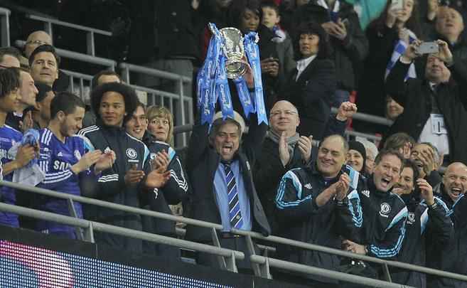 Tcnico Jos Mourinho e jogadores festejaram depois da vitria contra o Tottenham