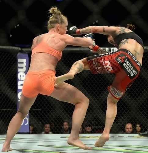 Ampla favorita, Holly Holm tem dificuldade contra Raquel Pennington, mas estreia no UFC com vitria, por deciso unnime dos juzes 