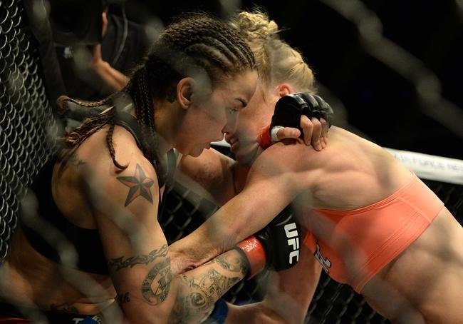Ampla favorita, Holly Holm tem dificuldade contra Raquel Pennington, mas estreia no UFC com vitria, por deciso unnime dos juzes 