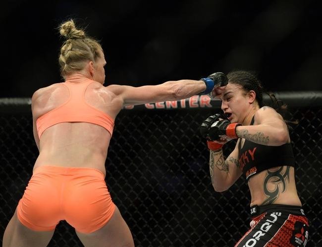 Ampla favorita, Holly Holm tem dificuldade contra Raquel Pennington, mas estreia no UFC com vitria, por deciso unnime dos juzes 
