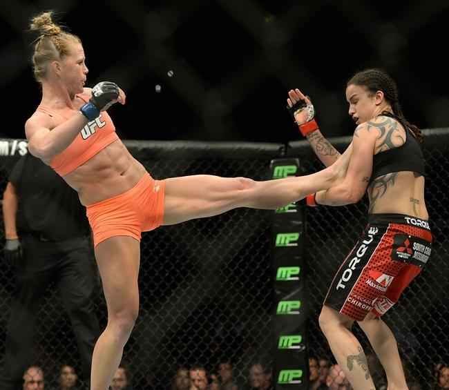 Ampla favorita, Holly Holm tem dificuldade contra Raquel Pennington, mas estreia no UFC com vitria, por deciso unnime dos juzes 
