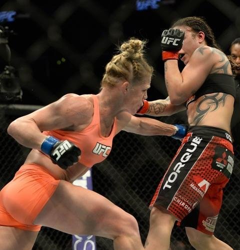 Ampla favorita, Holly Holm tem dificuldade contra Raquel Pennington, mas estreia no UFC com vitria, por deciso unnime dos juzes 
