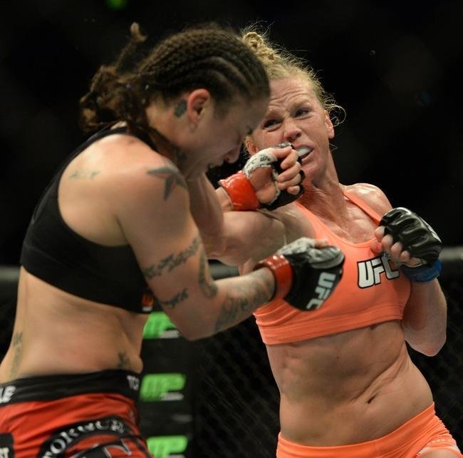 Ampla favorita, Holly Holm tem dificuldade contra Raquel Pennington, mas estreia no UFC com vitria, por deciso unnime dos juzes 