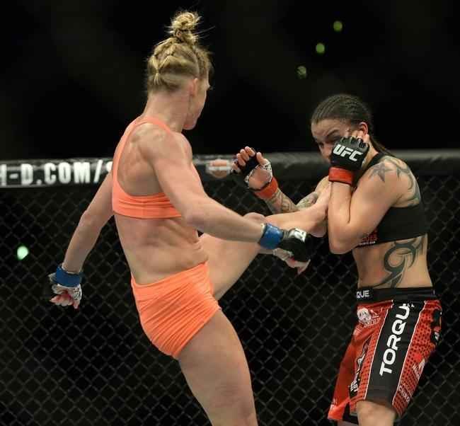 Ampla favorita, Holly Holm tem dificuldade contra Raquel Pennington, mas estreia no UFC com vitria, por deciso unnime dos juzes 