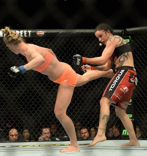 Ampla favorita, Holly Holm tem dificuldade contra Raquel Pennington, mas estreia no UFC com vitria, por deciso unnime dos juzes 