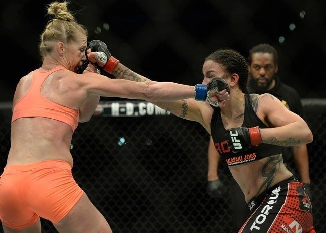 Ampla favorita, Holly Holm tem dificuldade contra Raquel Pennington, mas estreia no UFC com vitria, por deciso unnime dos juzes 