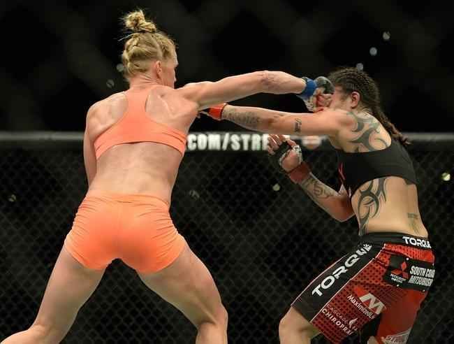 Ampla favorita, Holly Holm tem dificuldade contra Raquel Pennington, mas estreia no UFC com vitria, por deciso unnime dos juzes 