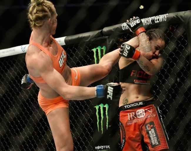 Ampla favorita, Holly Holm tem dificuldade contra Raquel Pennington, mas estreia no UFC com vitria, por deciso unnime dos juzes 