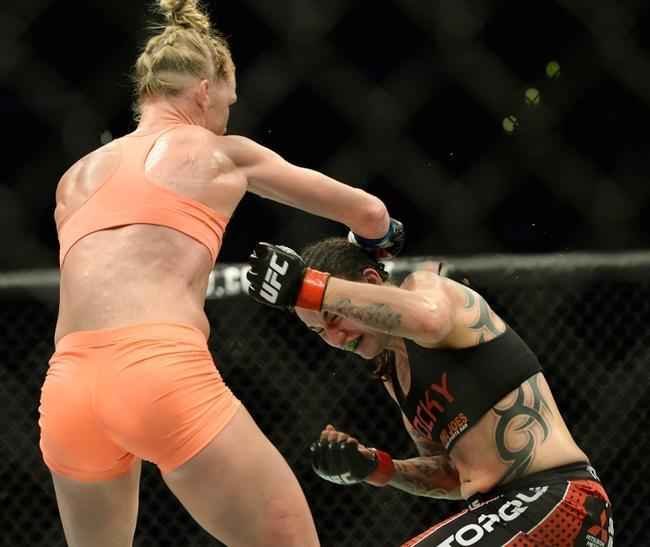Ampla favorita, Holly Holm tem dificuldade contra Raquel Pennington, mas estreia no UFC com vitria, por deciso unnime dos juzes 