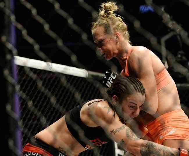 Ampla favorita, Holly Holm tem dificuldade contra Raquel Pennington, mas estreia no UFC com vitria, por deciso unnime dos juzes 