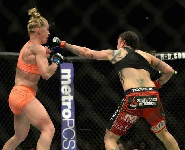 Ampla favorita, Holly Holm tem dificuldade contra Raquel Pennington, mas estreia no UFC com vitria, por deciso unnime dos juzes 