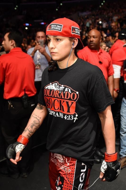 Ampla favorita, Holly Holm tem dificuldade contra Raquel Pennington, mas estreia no UFC com vitria, por deciso unnime dos juzes 