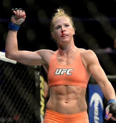 Ampla favorita, Holly Holm tem dificuldade contra Raquel Pennington, mas estreia no UFC com vitria, por deciso unnime dos juzes 