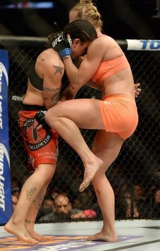 Ampla favorita, Holly Holm tem dificuldade contra Raquel Pennington, mas estreia no UFC com vitria, por deciso unnime dos juzes 