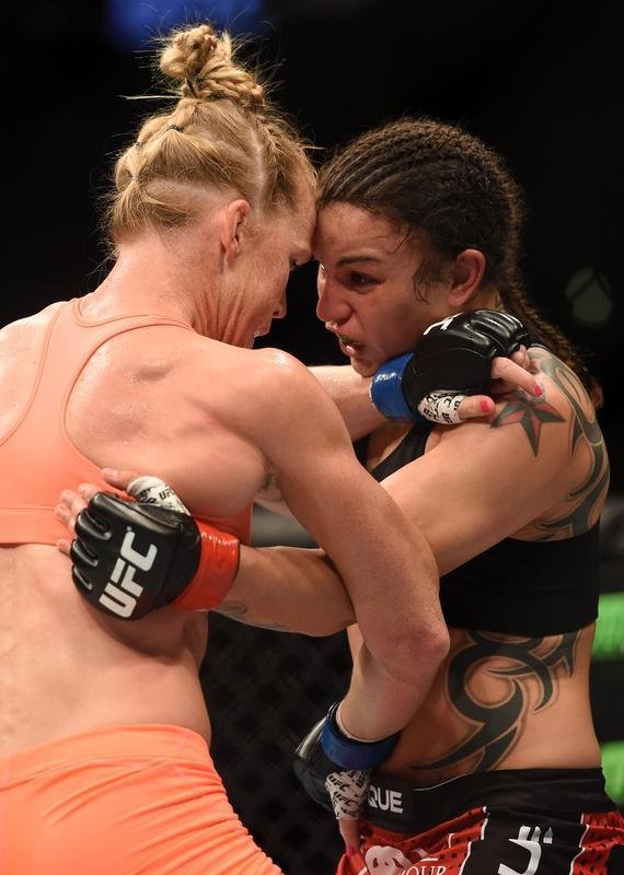 Ampla favorita, Holly Holm tem dificuldade contra Raquel Pennington, mas estreia no UFC com vitria, por deciso unnime dos juzes 