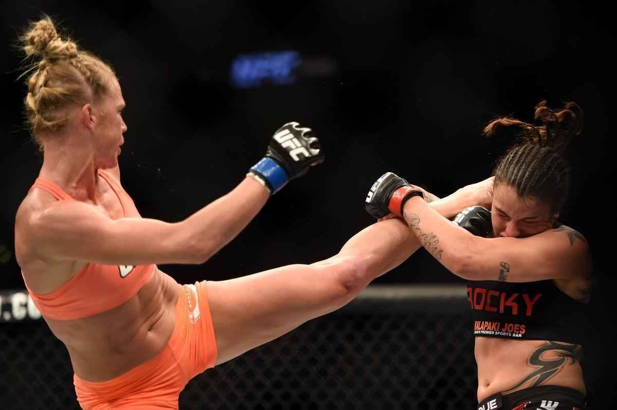 Ampla favorita, Holly Holm tem dificuldade contra Raquel Pennington, mas estreia no UFC com vitria, por deciso unnime dos juzes 
