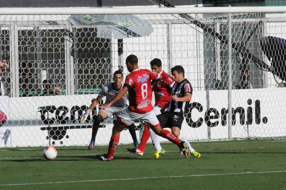 Imagens da partida entre Atltico e Guarani de Divinpolis no Independncia, pelo Mineiro