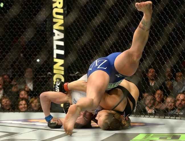 Ronda Rousey tem nova atuao arrasadora, finaliza Cat Zingano em apenas 14 segundos, com chave de brao invertida, e mantm cinturo dos galos no UFC 184, em Los Angeles 