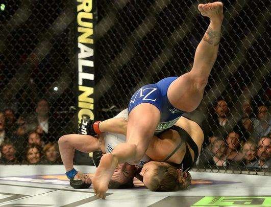 Ronda Rousey tem nova atuação arrasadora, finaliza Cat Zingano em apenas 14 segundos, com chave de braço invertida, e mantém cinturão dos galos no UFC 184, em Los Angeles