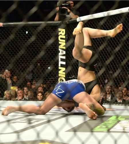 Ronda Rousey tem nova atuao arrasadora, finaliza Cat Zingano em apenas 14 segundos, com chave de brao invertida, e mantm cinturo dos galos no UFC 184, em Los Angeles 