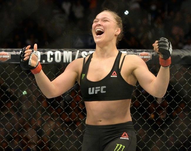 Ronda Rousey tem nova atuao arrasadora, finaliza Cat Zingano em apenas 14 segundos, com chave de brao invertida, e mantm cinturo dos galos no UFC 184, em Los Angeles 