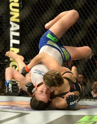 Ronda Rousey tem nova atuação arrasadora, finaliza Cat Zingano em apenas 14 segundos, com chave de braço invertida, e mantém cinturão dos galos no UFC 184, em Los Angeles